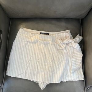 Beige and white striped Abercrombie skort